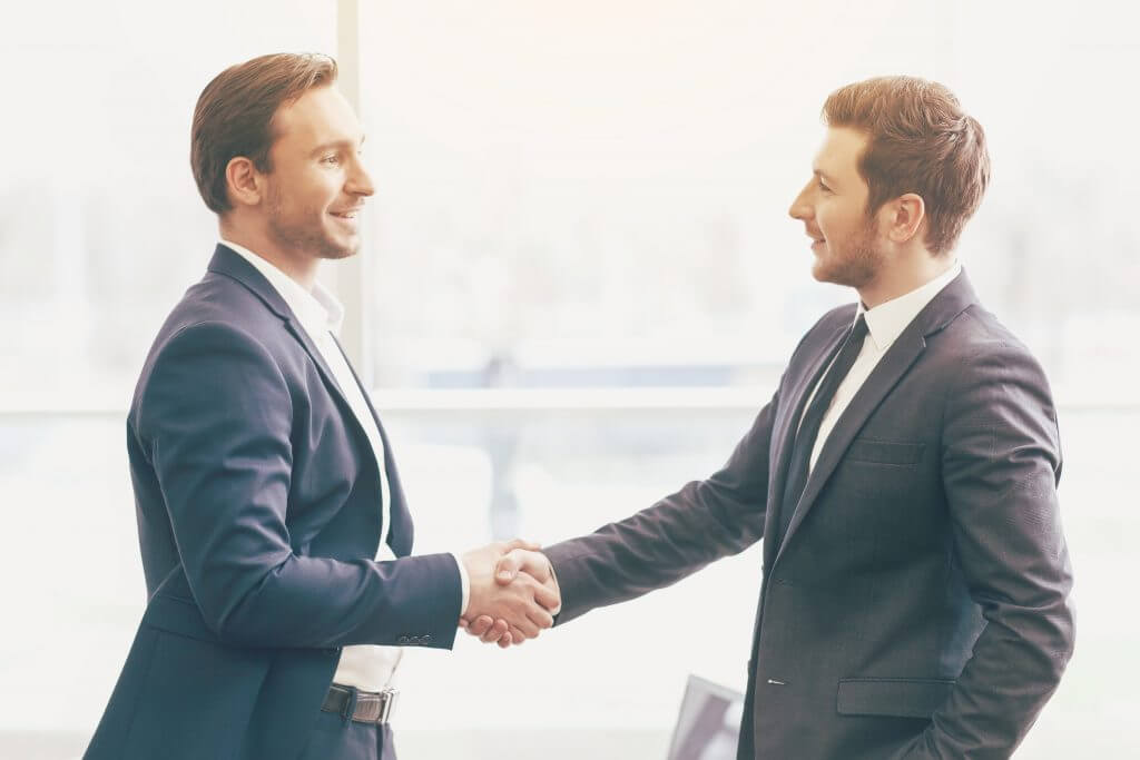 Businessmen Se Serrant La Main